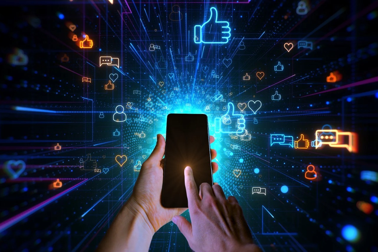 스마트폰 화면 너머로 확산되는 소셜미디어 반응과 디지털 소통의 흐름을 형상화한 이미지다. / amgun-shutterstock.com