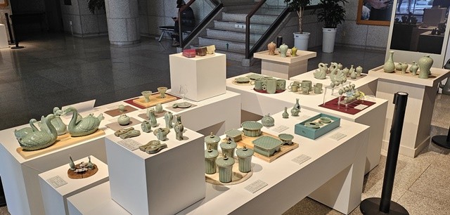 강진군 고려청자박물관 로비 1층에서 관광기념품 및 신제품 기획전시전이 진행되고 있다.