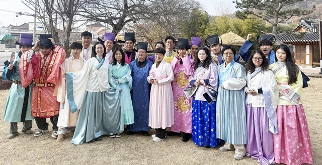 강진군문화관광재단과 남부대가 공동 초청한 중국 허난성 승달대학교 학생들이 기념촬영을 하고 있다. / 강진군문화관광재단 제공