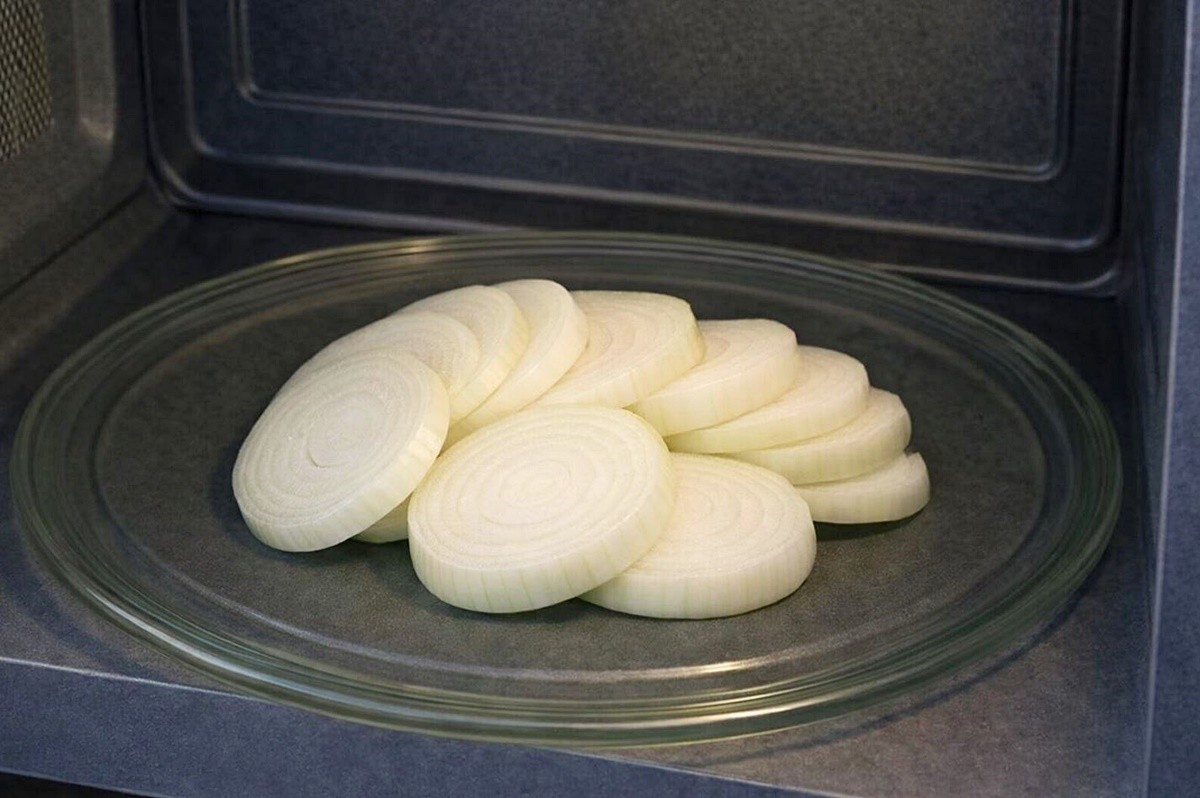 전자레인지를 활용해 양파장아찌를 만들 수 있다. 기사 이해를 돕기 위해 AI를 활용해 제작한 자료 사진입니다. 실제 모습과 다소 차이가 있을 수 있습니다.