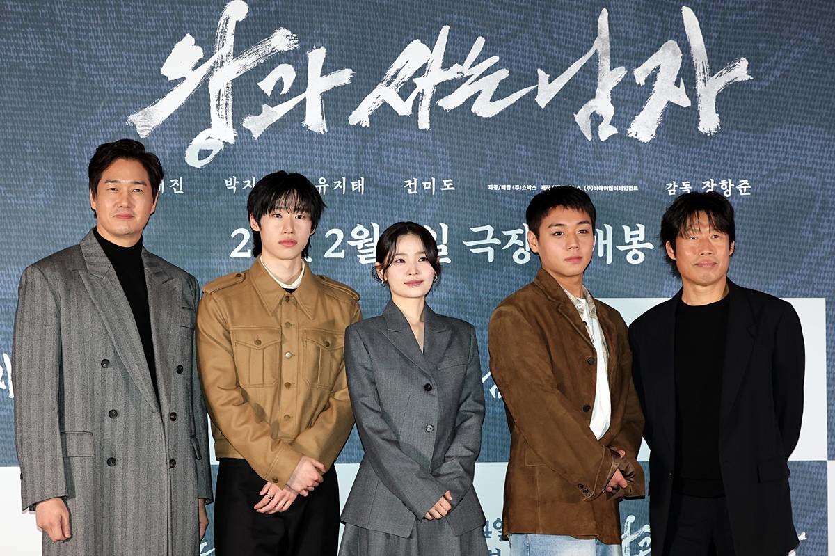 배우 유지태(왼쪽부터), 김민, 전미도, 박지훈, 유해진이 지난달 21일 오후 서울 강남구 코엑스 메가박스점에서 열린 영화 ‘왕과 사는 남자’ 기자간담회에서 포즈를 취하고 있다. '왕과 사는 남자'는 1457년 청령포, 마을의 부흥을 위해 유배지를 자처한 촌장과 왕위에서 쫓겨나 유배된 어린 선왕의 이야기로, 내달 4일 개봉한다 / 뉴스1