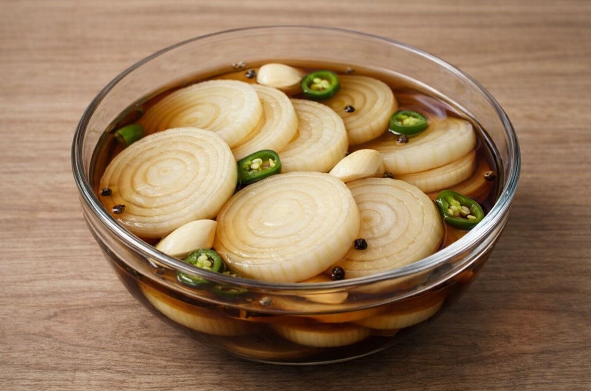 완성된 양파장아찌가 그릇에 담겨 있는 모습. 기사 이해를 돕기 위해 AI를 활용해 제작한 자료 사진입니다. 실제 모습과 다소 차이가 있을 수 있습니다.
