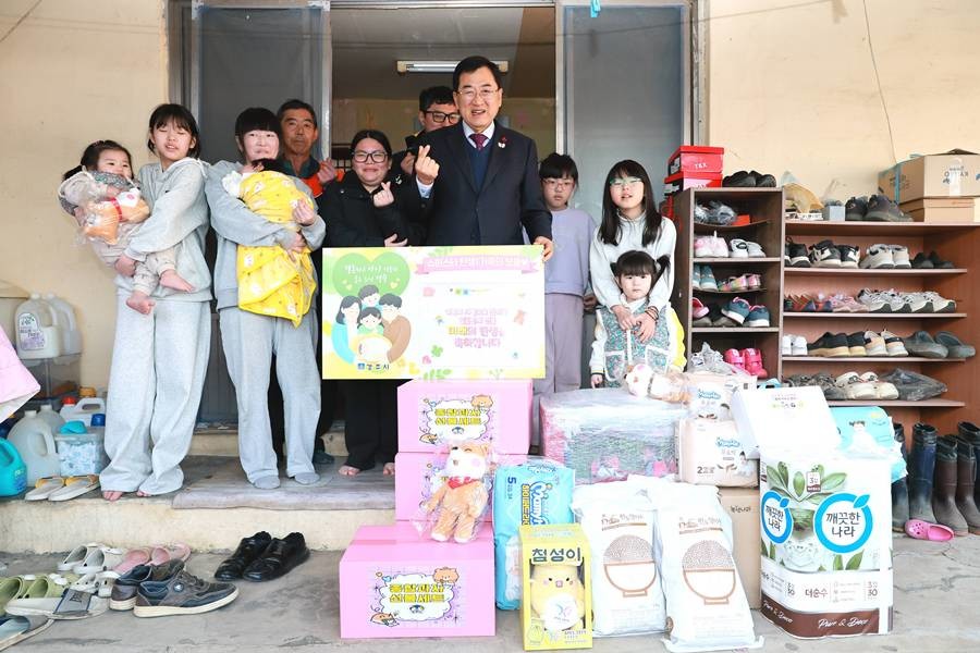 지난 3일 오후, 주낙영 경주시장이 효현동의 일곱째 자녀 출산 가정을 찾아 축하 인사를 전하고 기념촬영을 하고 있다./경주시