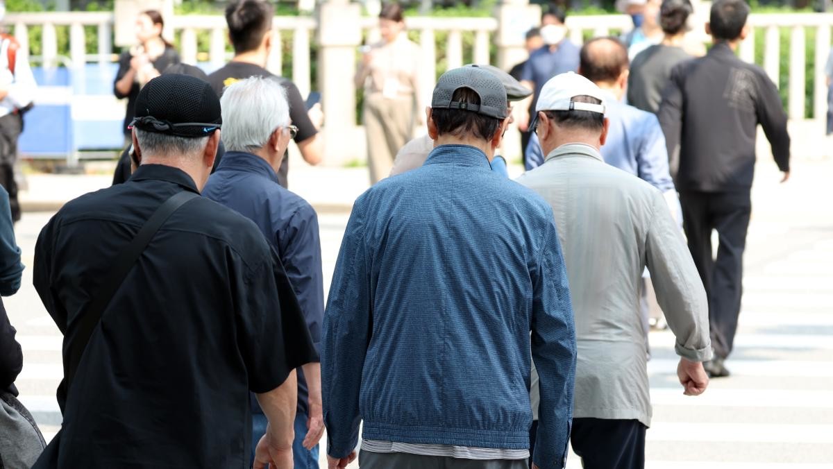 서울의 한 공원에서 노인들이 이동하고 있다. / 뉴스1