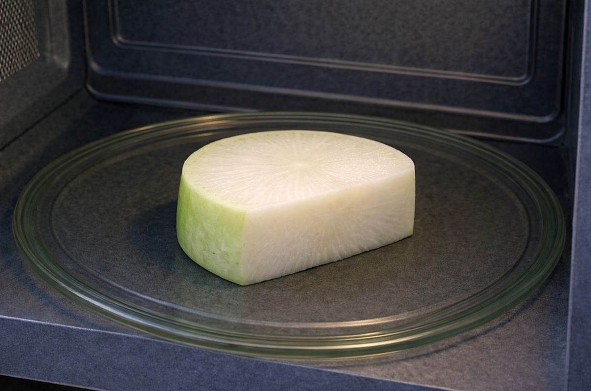 전자레인지를 활용해 무장아찌를 만들 수 있다. 기사 이해를 돕기 위해 AI를 활용해 제작한 자료 사진입니다. 실제 모습과 다소 차이가 있을 수 있습니다.