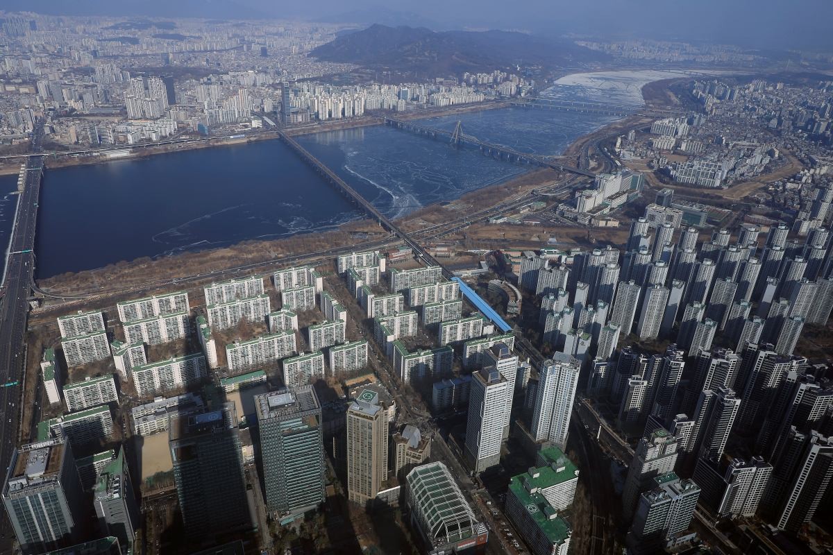 서울시 송파구 올림픽로 롯데 월드 타워 서울스카이 전망대에서 아파트 등 주택 단지가 보이고 있다.  / 뉴스1