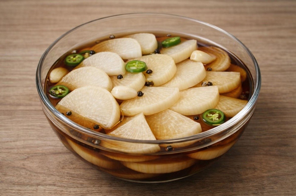 완성된 무장아찌가 그릇에 담겨 있는 모습. 기사 이해를 돕기 위해 AI를 활용해 제작한 자료 사진입니다. 실제 모습과 다소 차이가 있을 수 있습니다.