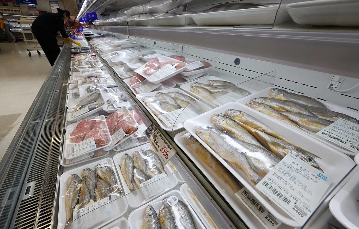 서울의 한 대형마트에 조기가 진열돼 있다 / 뉴스1