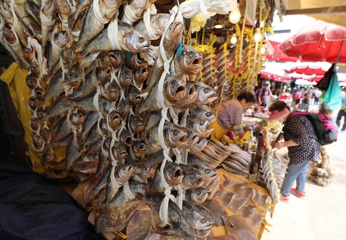 서울 동대문구 경동시장에서 시민들이 조기 등을 구매하고 있다 / 뉴스1