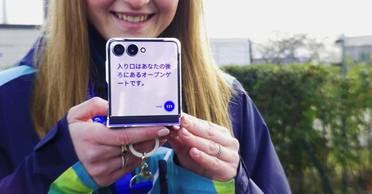 자원봉사자에게 지원하는 갤럭시 AI 기반 ‘통역’ 기능이 탑재된 갤럭시 Z 플립7 / 삼성전자 뉴스룸