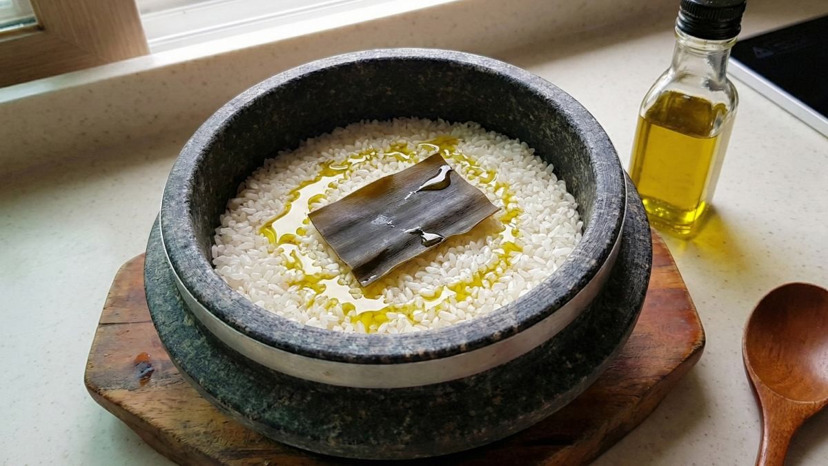 솥밥에 다시마와 식용유를 넣은 모습 (AI로 제작된 사진)