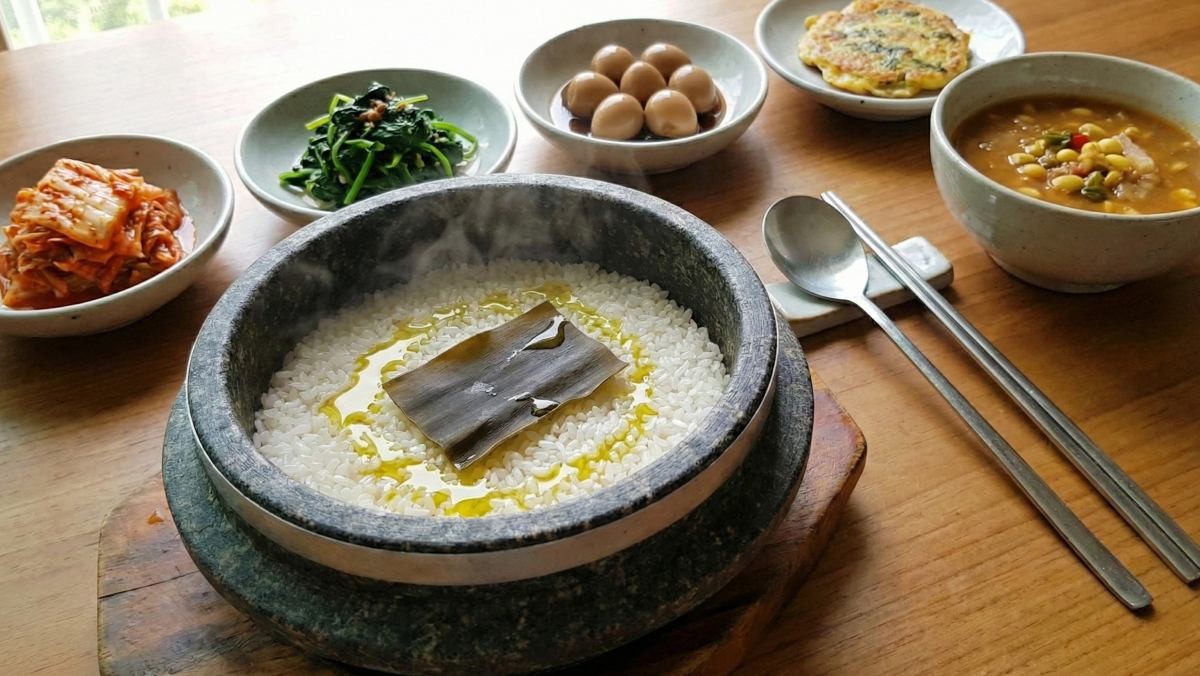 다양한 반찬과 솥밥 (AI로 제작된 사진)