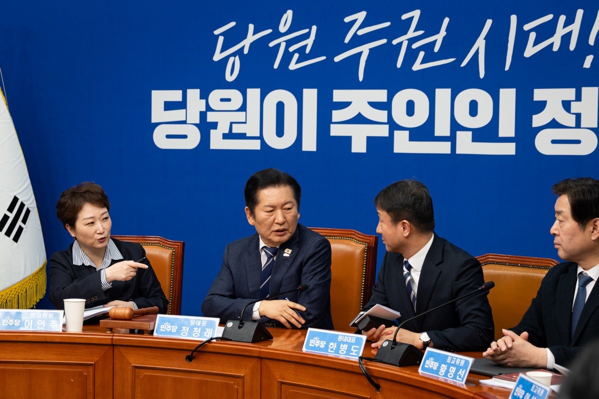 정청래 더불어민주당 대표와 한병도 원내대표, 이언주 최고위원이 4일 서울 여의도 국회에서 열린 최고위원회의에서 대화하고 있다. / 뉴스1