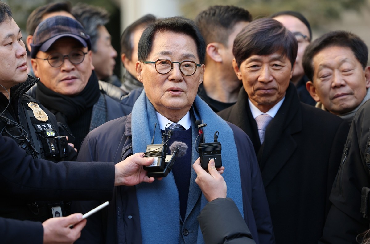 '서해 공무원 피격 사건' 은폐 시도 및 '월북 몰이' 혐의로 기소된 박지원 전 국가정보원장이 '서해피격 은폐 의혹' 1심 선고 공판에서 무죄를 선고받은 후 소감을 밝히고 있다. / 뉴스1