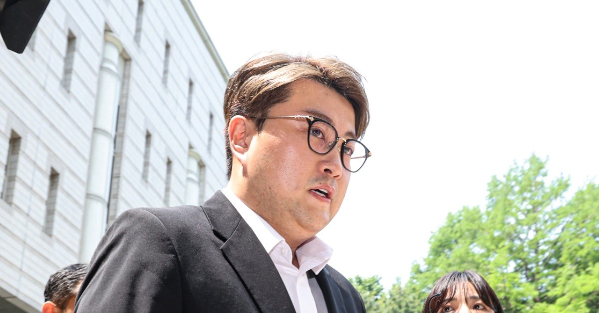 음주운전 뺑소니 혐의로 복역 중인 가수 김호중이 안티팬 180명을 상대로 제기한 손해배상 소송 1심에서 패소했다. 사진은 뺑소니 사건 조사 당시. / 뉴스1