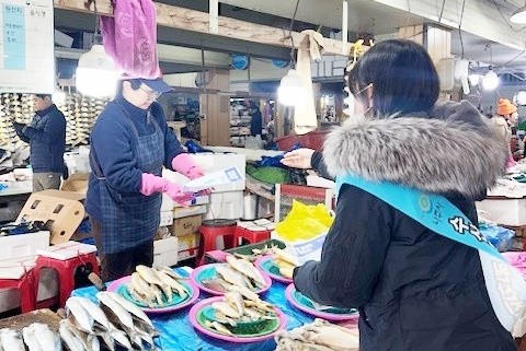 나주시는 설 명절을 앞두고 수산물 원산지 표시 위반을 예방하고 소비자 신뢰를 확보하기 위해 오는 12일까지 ‘수산물 원산지 표시 특별점검’을 실시한다.