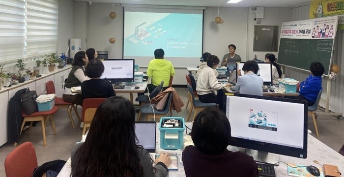 해운대구는 반송1동 도시재생사업의 하나로 주민들의 디지털 역량 강화를 위한 ‘스마트 배움터’ 운영을 성공적으로 마무리했다고 밝혔다. / 사진제공=해운대구