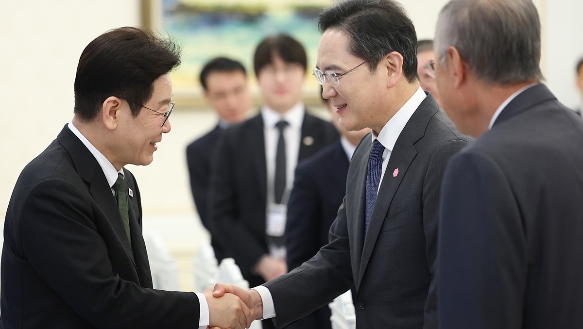 이재명 대통령이 4일 청와대에서 열린 청년일자리와 지방투자 확대를 위한 기업간담회에 참석하며 이재용 삼성전자 회장과 대화를 하고 있다. / 뉴스1