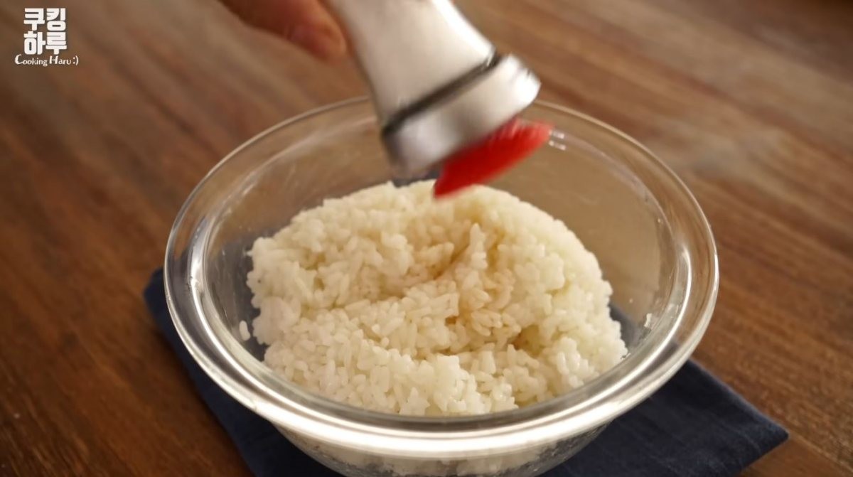 바에 간을 하는 모습. / 유튜브 '쿠킹하루 Cooking Haru :)'