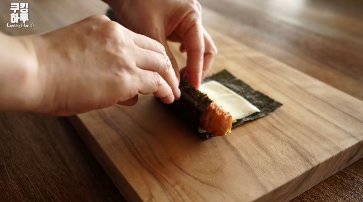 자른 김에 치즈와 소시지를 넣고 마는 모습. / 유튜브 '쿠킹하루 Cooking Haru :)'