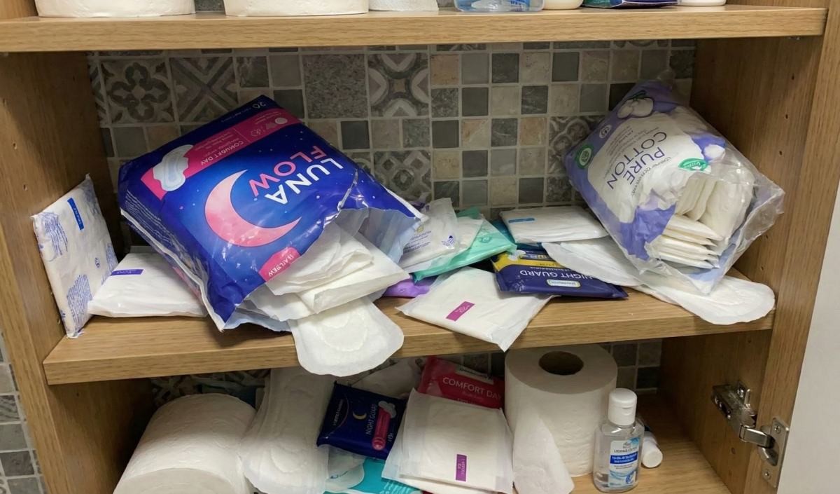 어지러운 화장실 수납장 상태. 기사 내용 토대로 AI툴 활용해 제작한 자료사진.