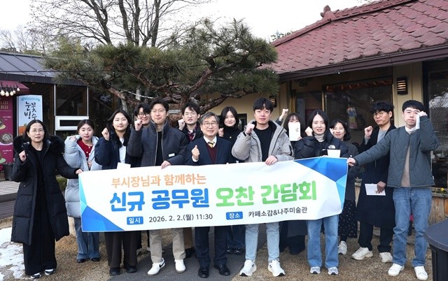 나주시는 지난 2일 카페소감&나주미술관에서 강상구 부시장과 2025년도 신규공무원 13명이 참석한 가운데 소통 간담회를 개최하고 기념사진을 찍고 있다