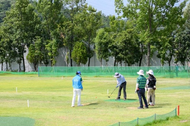 시민들이 순천시 해룡 파크골프장에서 파크골프를 즐기고 있다