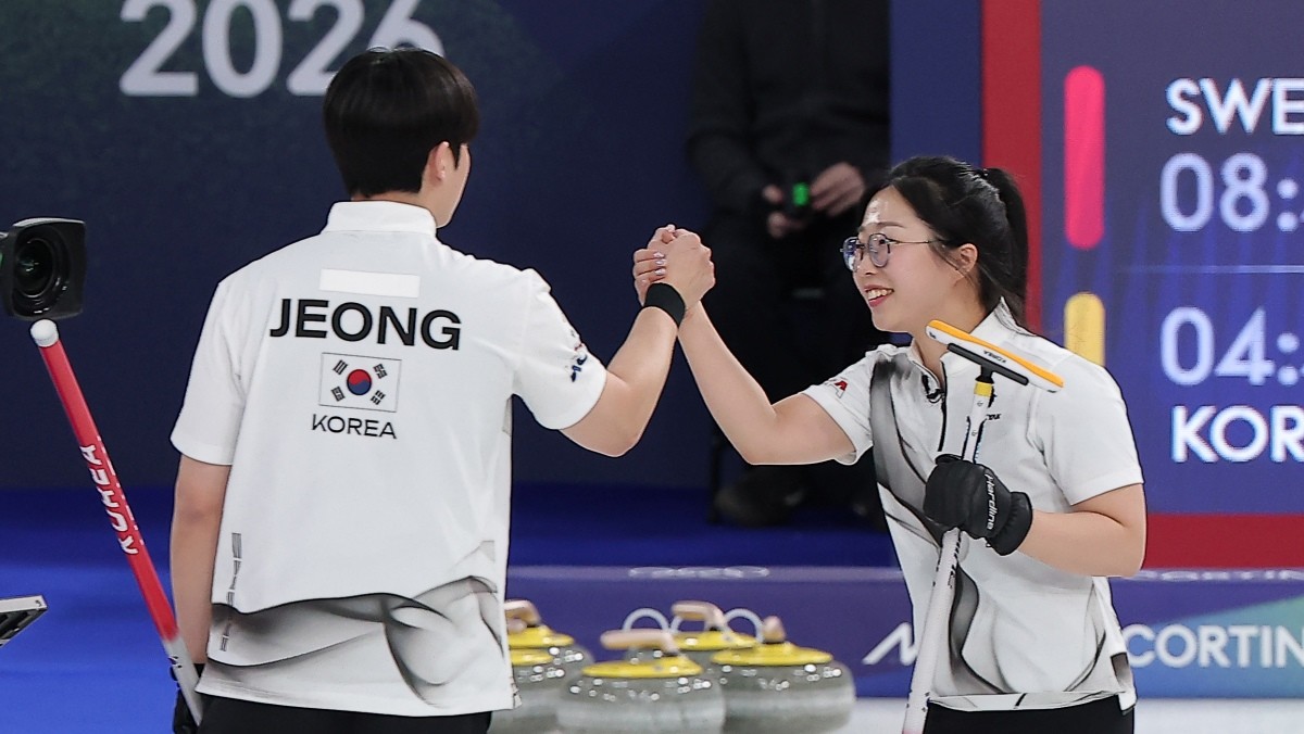 컬링 믹스더블 김선영과 정영석이 4일(현지시간) 이탈리아 코르티나담페초 컬링 올림픽 스타디움에서 열린 컬링 믹스더블 라운드 로빈 대한민국과 스웨덴의 경기에서 3-10으로 패배한 후 서로를 격려하고 있다. 2026.2.5/뉴스1