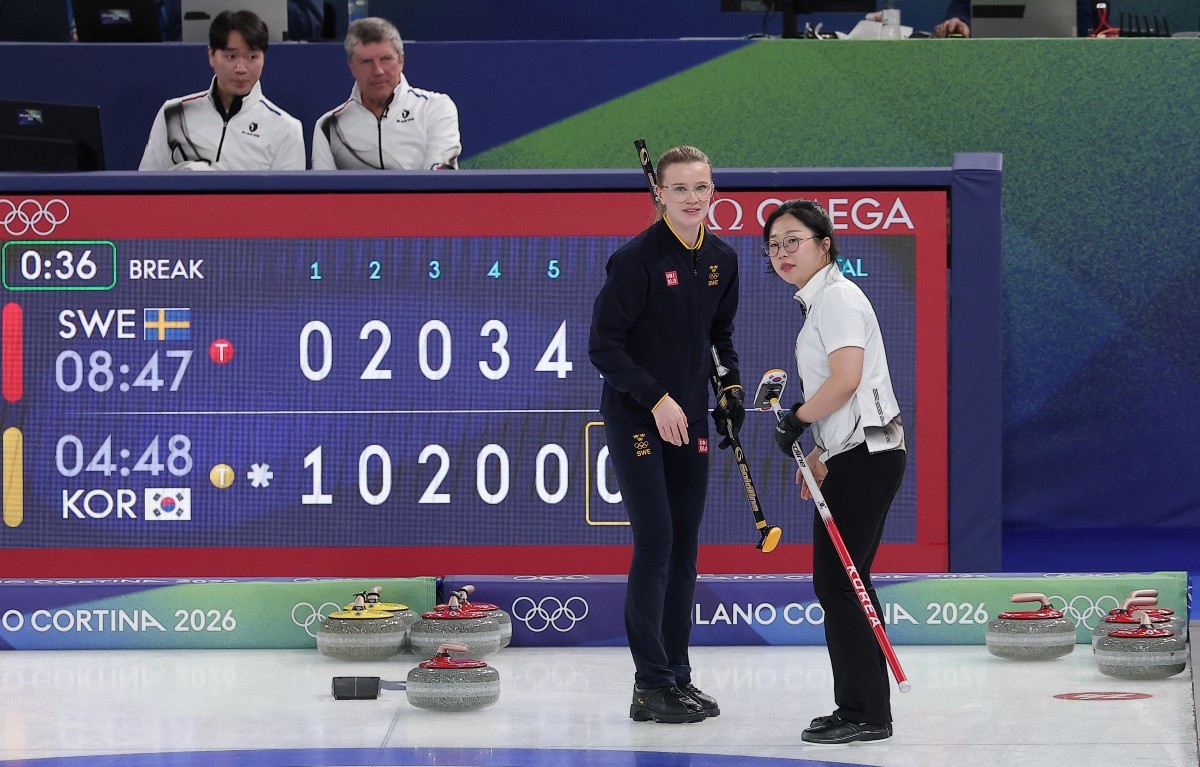 컬링 믹스더블 김선영이 4일(현지시간) 이탈리아 코르티나담페초 컬링 올림픽 스타디움에서 열린 컬링 믹스더블 라운드 로빈 대한민국과 스웨덴의 경기에서 3-10으로 패배한 후 스웨덴 선수와 인사하고 있다. / 뉴스1