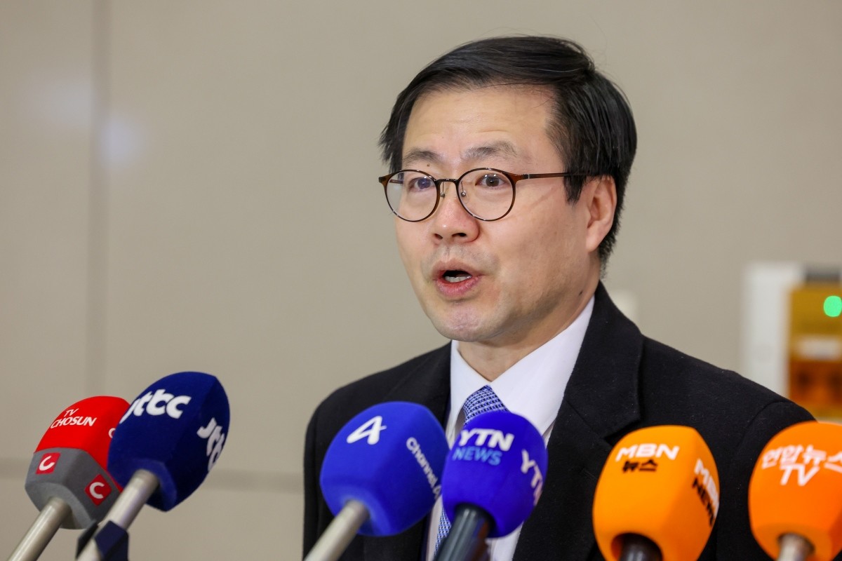 상호관세 25% 인상 예고 협의를 위해 급히 미국을 찾아 일정을 마친 여한구 산업통상부 통상교섭본부장이 5일 인천국제공항 2터미널을 통해 귀국, 취재진 질문에 답하고 있다. / 뉴스1