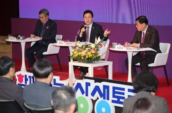 박완수 도지사는 4일 합천문화예술회관에서 ‘도민 상생토크’를 열고, 합천을 수도권과 경남, 영호남을 잇는 교통·관광 거점으로 육성하겠다고 밝혔다. / 사진제공=경남도