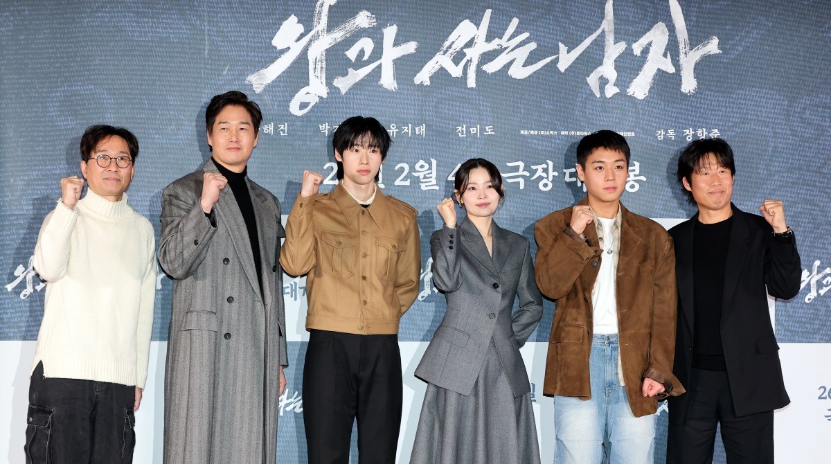 지난달 '왕과 사는 남자' 기자간담회 출석한 출연진들과 장항준 감독 / 뉴스1