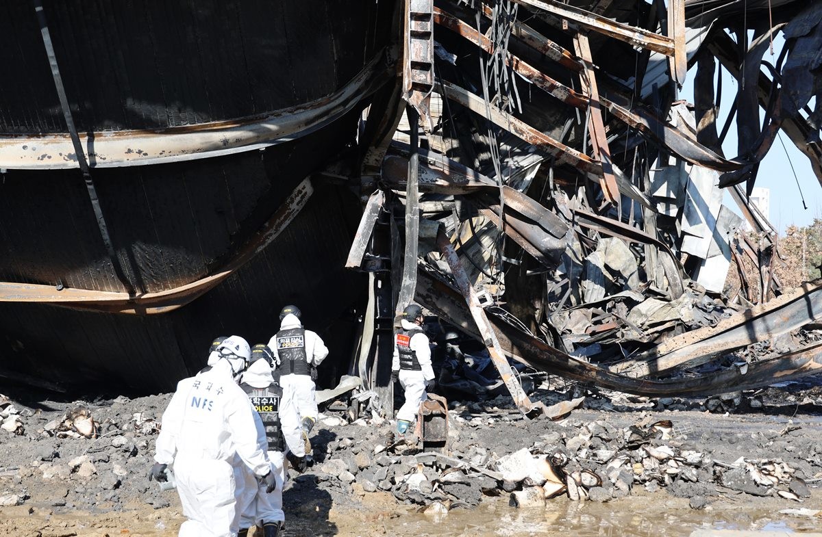 음성 화재 현장 모습. 3일 오전 경찰과 국립과학수사연구원, 소방당국 등 관계기관이 2명의 실종자가 발생한 충북 음성군 생활용품 공장 화재 현장에서 합동감식을 하고 있다. / 연합뉴스