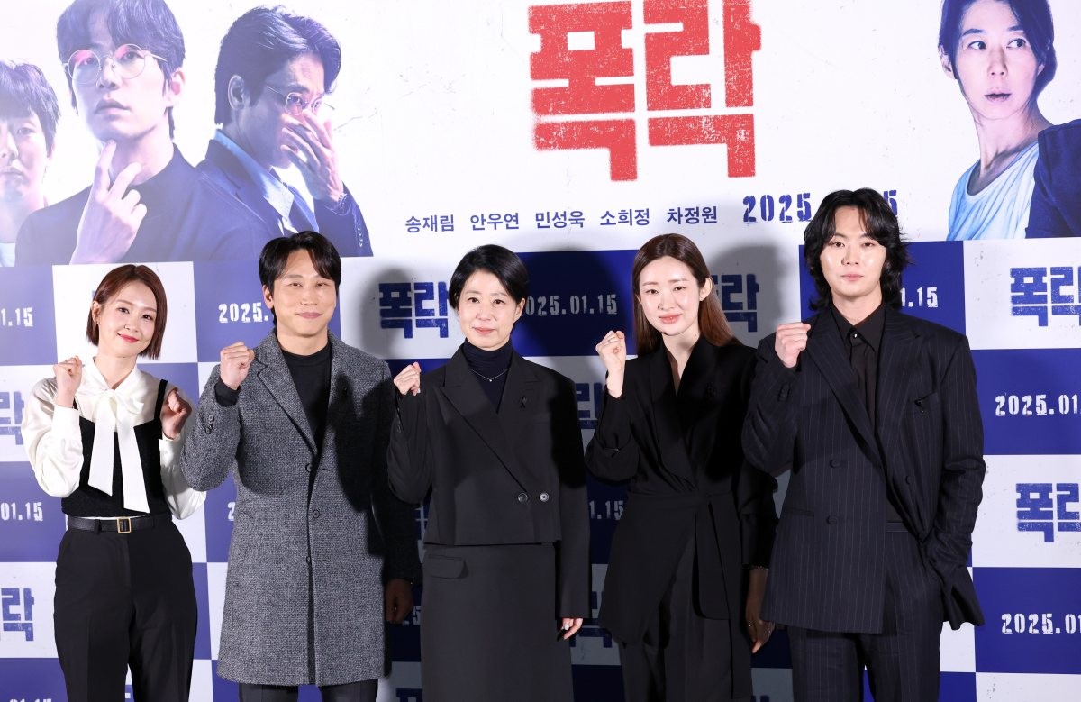 배우 오정연(왼쪽부터)과 민성욱, 소희정, 차정원, 안우연이 영화 ‘폭락’ 언론시사회에 참석해 포즈를 취하는 모습. / 뉴스1