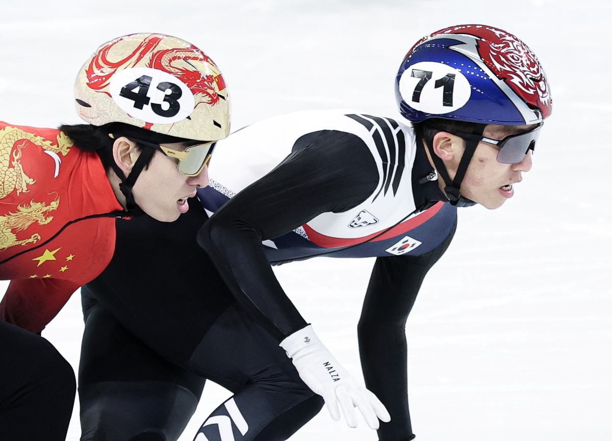 박지원과 중국 대표팀 린샤오쥔(한국명 임효준). 2025 동계아시안게임 자료사진. / 뉴스1