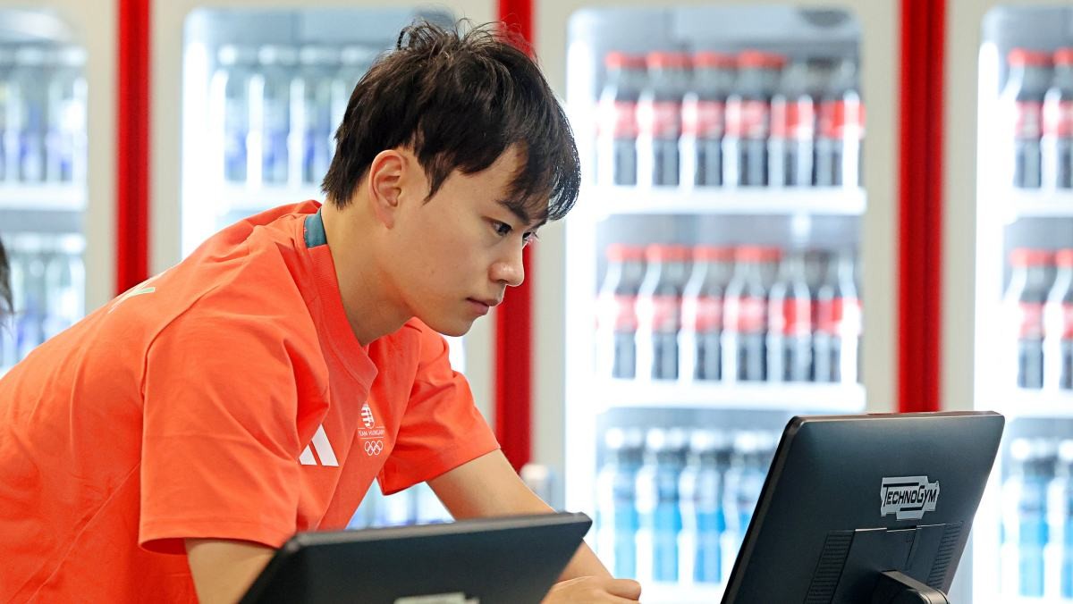 2026 밀라노 코르티나 동계올림픽을 사흘 앞둔 지난 3일(현지 시각) 이탈리아 밀라노 올림픽 빌리지 내 체육관에서 최근 헝가리로 귀화한 스피드스케이팅 김민석이 훈련을 하고 있다. / 뉴스1