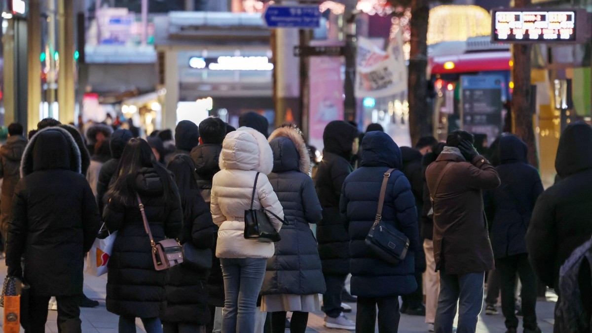 퇴근길 시민들이 길게 줄을 서 버스를 기다리고 있다. 기사의 이해를 돕기 위한 사진 / 뉴스1