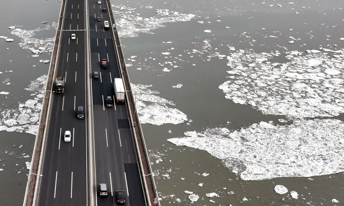 꽁꽁 얼어붙은 한강 / 뉴스1