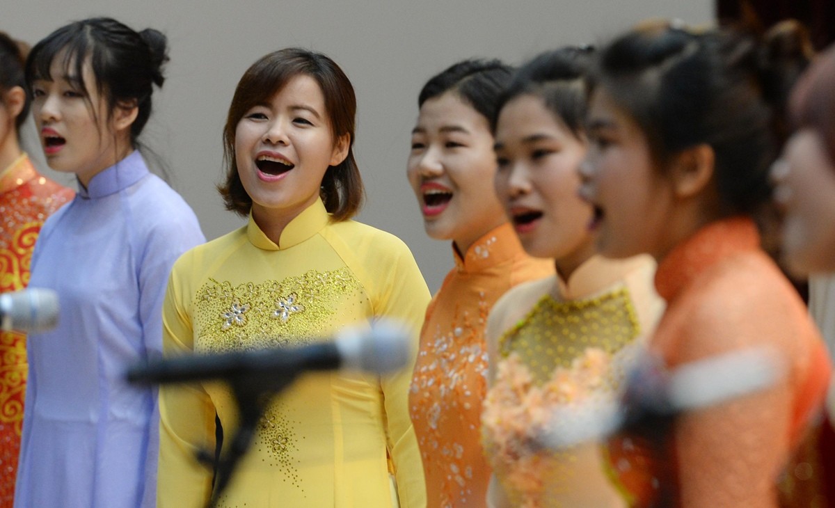 전국 농촌다문화가족 합창대회에서 노래를 부르는 베트남 이주여성들. 기사와 직접적인 관련 없음. / 뉴스1