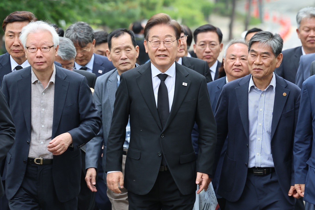 독립운동가 후손들과 백범김구 묘역을 찾은 이재명 대통령 / 뉴스1