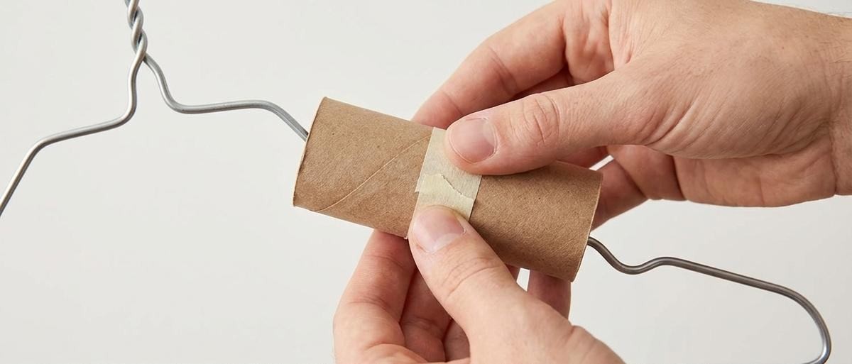 옷걸이에 휴지심 더 잘 고정시키는 방법. 기사 내용 토대로 AI툴 활용해 제작한 자료사진.