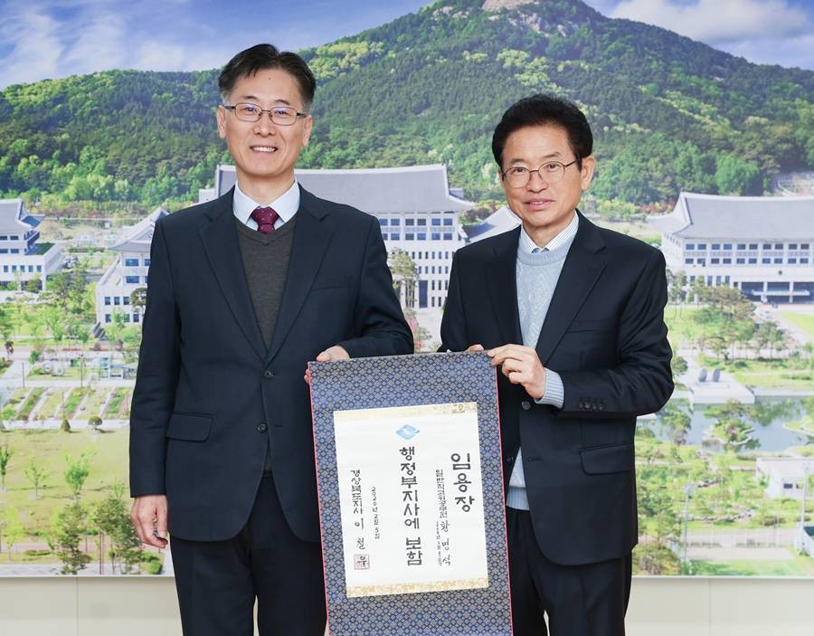 황명석(왼쪽) 행정안전부 참여혁신국장이 5일 경상북도 제37대 행정부지사로 취임했다./이하 경북도