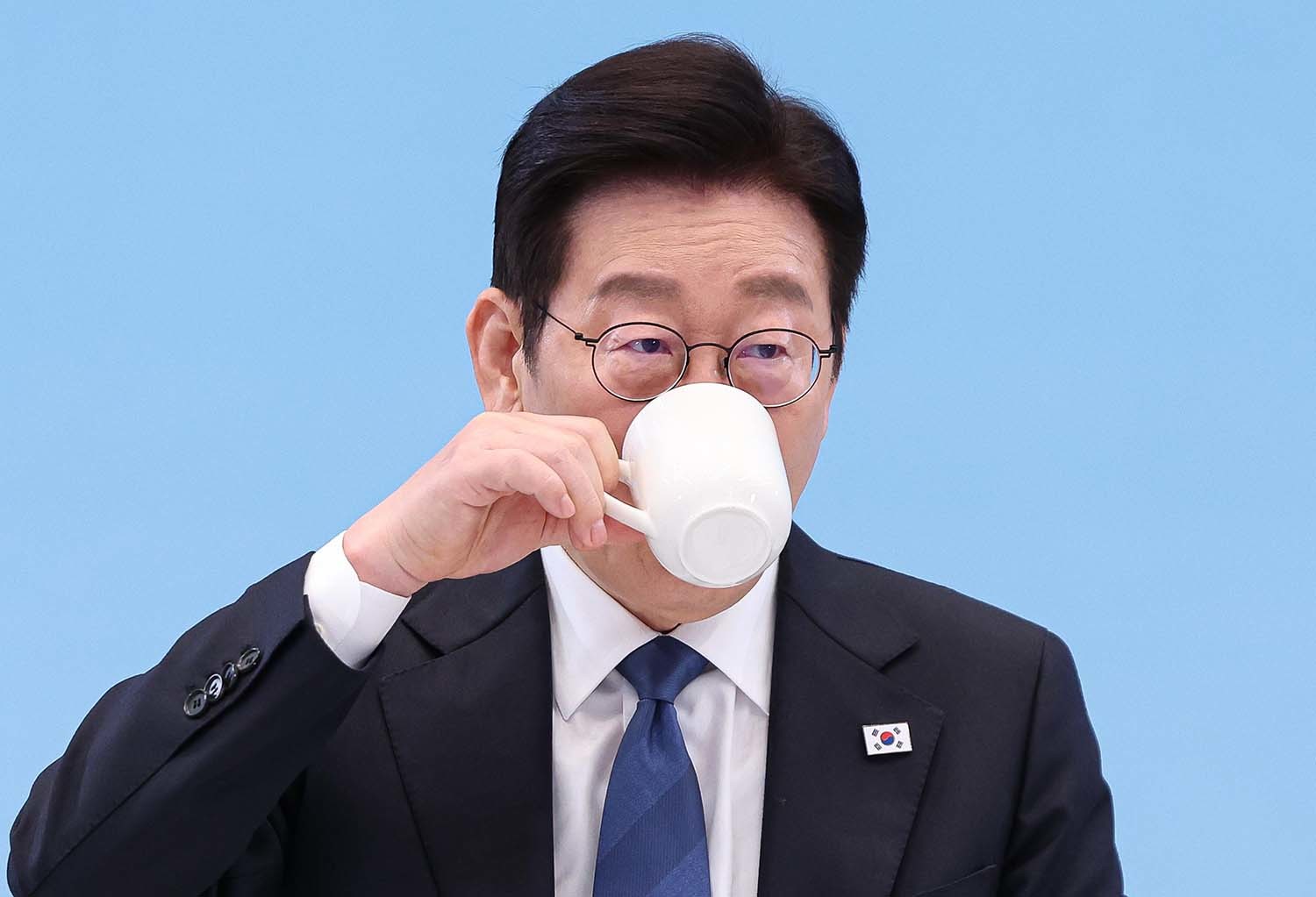 이재명 대통령이 5일 청와대에서 열린 대통령과학장학생·올림피아드 대표단 친수 및 간담회(미래 과학자와의 대화)에서 목을 축이고 있다. / 뉴스1