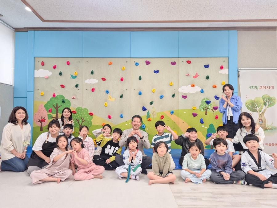 김장호 구미시장(가운데)과 다함께돌봄센터 이용 아동들과 기념촬영을 하고 있다.  / 구미시 제공