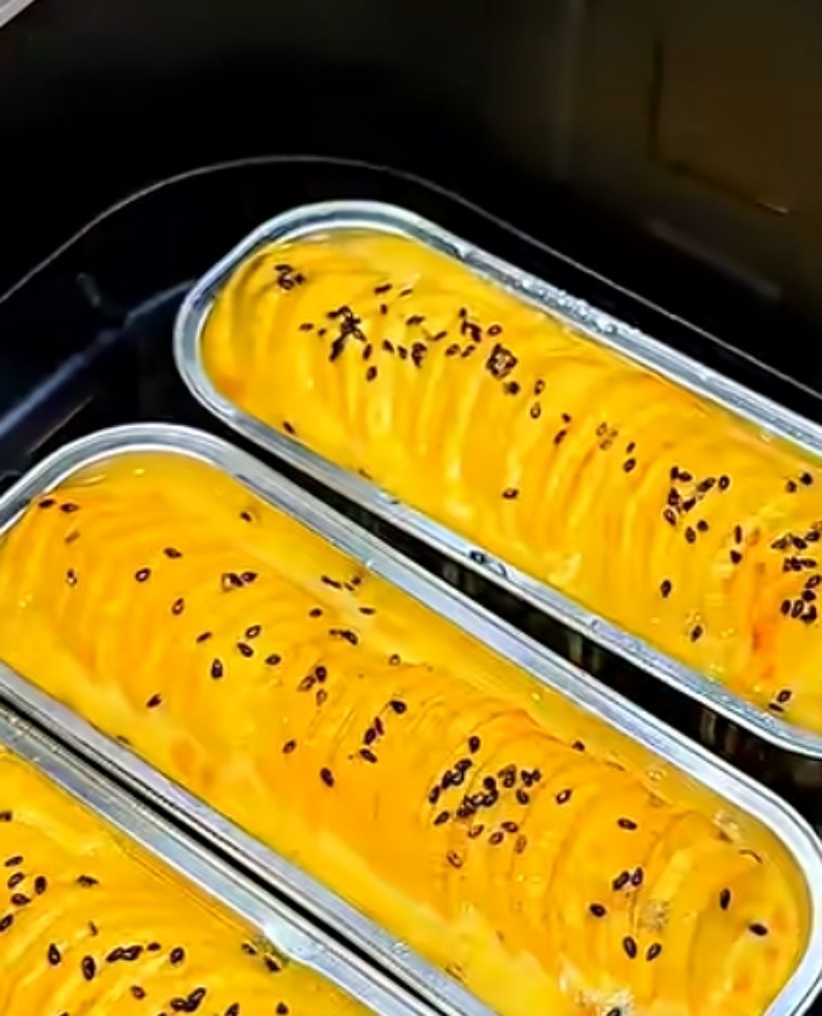 고구마에 계란물을 붓는 과정 / 유튜브 '곰백과사전'