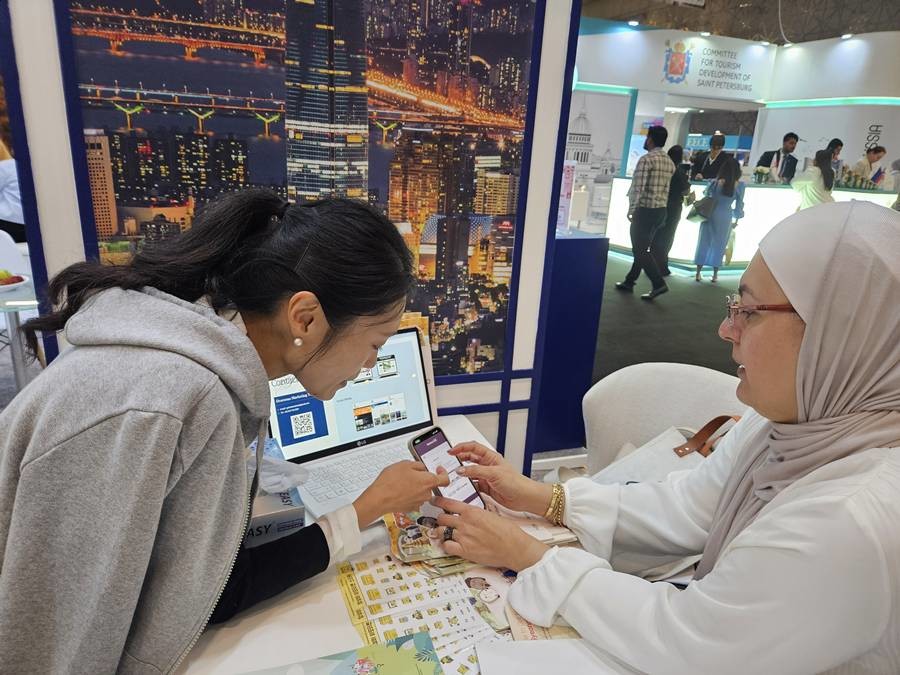 경주 솔거미술관을 찾은 관광객/공사