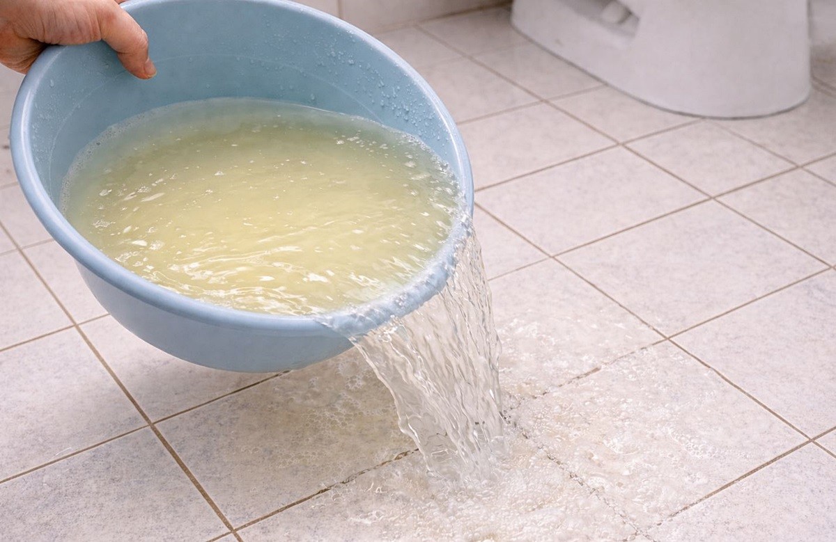 식초를 섞은 물을 화장실 바닥에 붓는 모습. 기사 이해를 돕기 위해 AI를 활용해 제작한 자료 사진입니다. 실제 모습과 다소 차이가 있을 수 있습니다.