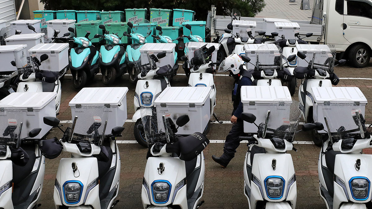 줄 지어 세워져 있는 배민 라이더 이륜차. / 뉴스1