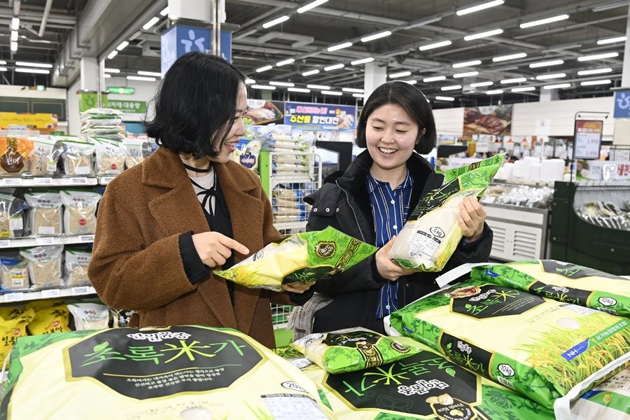 대구 달성군 유가농협 ‘초록미가’ 쌀이 2026년 대통령 설 명절 선물로 선정됐다. 사진은 유가농협 ‘초록미가’ 쌀 진열된 모습    / 대구 달성군 제공
