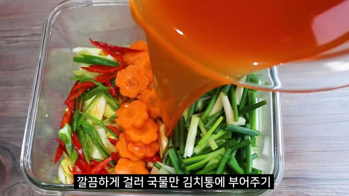 배추와 무와 함께 다양한 재료를 넣고 비법 국물을 붓는 모습. / 유튜브 '집밥 korean home cooking'